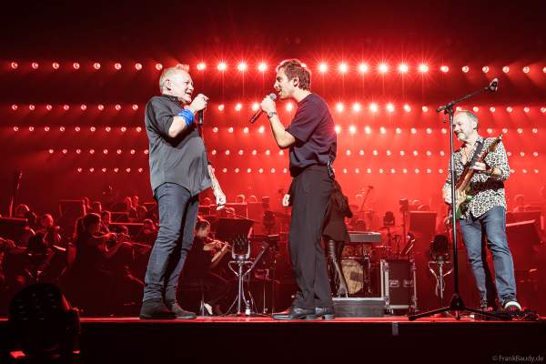 Nick Van Eede der Band Cutting Crew und Max Giesinger bei Night of the Proms 2024 in der SAP Arena Mannheim