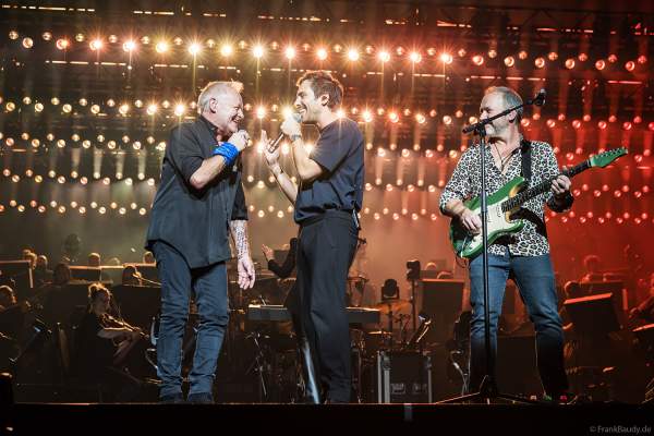 Nick Van Eede der Band Cutting Crew und Max Giesinger bei Night of the Proms 2024 in der SAP Arena Mannheim