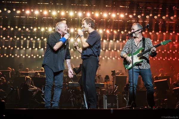 Nick Van Eede der Band Cutting Crew und Max Giesinger bei Night of the Proms 2024 in der SAP Arena Mannheim