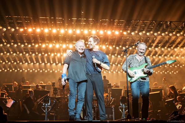 Nick Van Eede der Band Cutting Crew und Max Giesinger bei Night of the Proms 2024 in der SAP Arena Mannheim