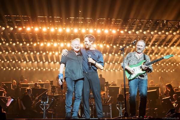 Nick Van Eede der Band Cutting Crew und Max Giesinger bei Night of the Proms 2024 in der SAP Arena Mannheim