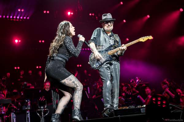 Dave Stewart von den Eurythmics und und Vanessa Amorosi bei Night of the Proms 2024 in der SAP Arena Mannheim