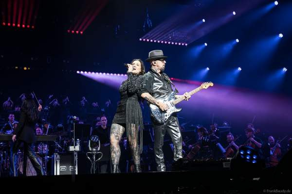 Dave Stewart von den Eurythmics und und Vanessa Amorosi bei Night of the Proms 2024 in der SAP Arena Mannheim