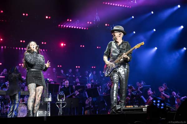 Dave Stewart von den Eurythmics und und Vanessa Amorosi bei Night of the Proms 2024 in der SAP Arena Mannheim