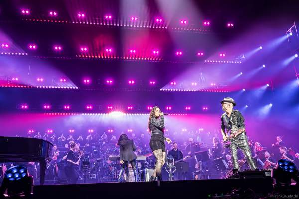 Dave Stewart von den Eurythmics und und Vanessa Amorosi bei Night of the Proms 2024 in der SAP Arena Mannheim