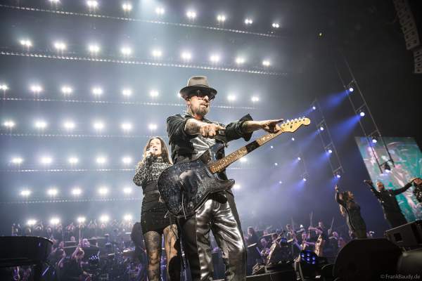 Dave Stewart von den Eurythmics und und Vanessa Amorosi bei Night of the Proms 2024 in der SAP Arena Mannheim