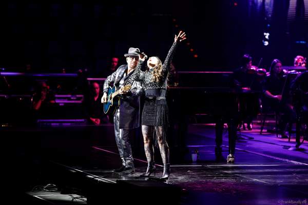 Dave Stewart von den Eurythmics und und Vanessa Amorosi bei Night of the Proms 2024 in der SAP Arena Mannheim
