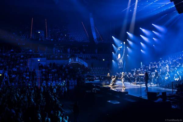 Dave Stewart von den Eurythmics und und Vanessa Amorosi bei Night of the Proms 2024 in der SAP Arena Mannheim