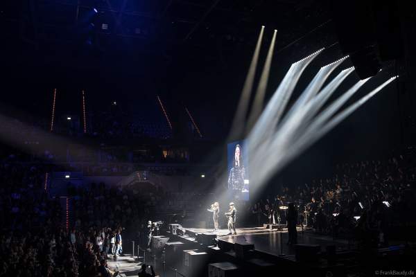 Dave Stewart von den Eurythmics und und Vanessa Amorosi bei Night of the Proms 2024 in der SAP Arena Mannheim