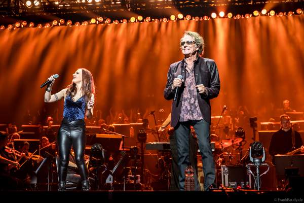 Mickey Thomas der Band Starship und Chelsee Foster bei Night of the Proms 2024 in der SAP Arena Mannheim