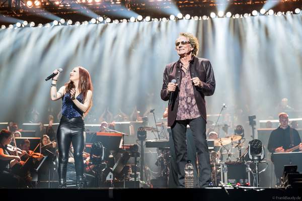 Mickey Thomas der Band Starship und Chelsee Foster bei Night of the Proms 2024 in der SAP Arena Mannheim