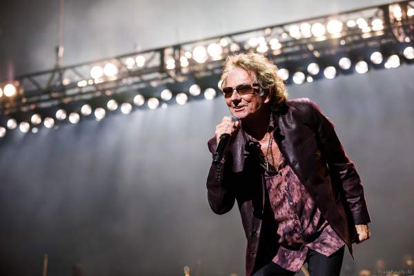 Mickey Thomas der Band Starship bei Night of the Proms 2024 in der SAP Arena Mannheim