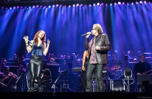 Mickey Thomas der Band Starship und Chelsee Foster bei Night of the Proms 2024 in der SAP Arena Mannheim
