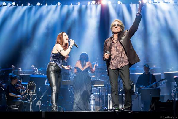 Mickey Thomas der Band Starship und Chelsee Foster bei Night of the Proms 2024 in der SAP Arena Mannheim