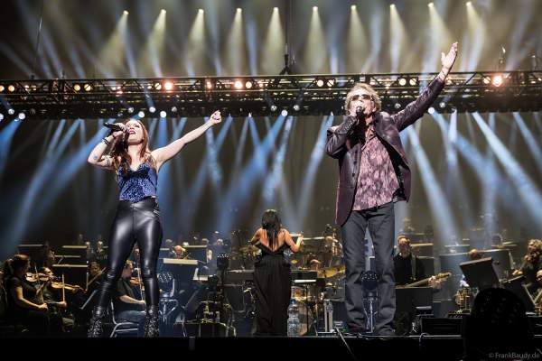 Mickey Thomas der Band Starship und Chelsee Foster bei Night of the Proms 2024 in der SAP Arena Mannheim
