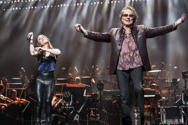 Mickey Thomas der Band Starship und Chelsee Foster bei Night of the Proms 2024 in der SAP Arena Mannheim