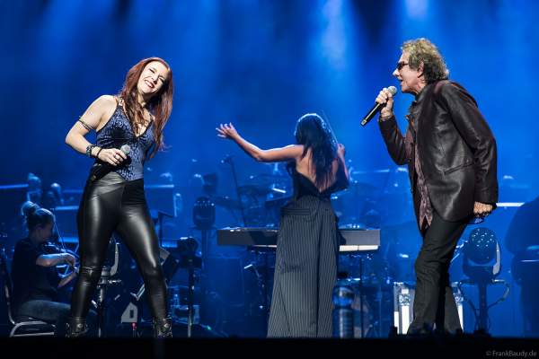 Mickey Thomas der Band Starship und Chelsee Foster bei Night of the Proms 2024 in der SAP Arena Mannheim