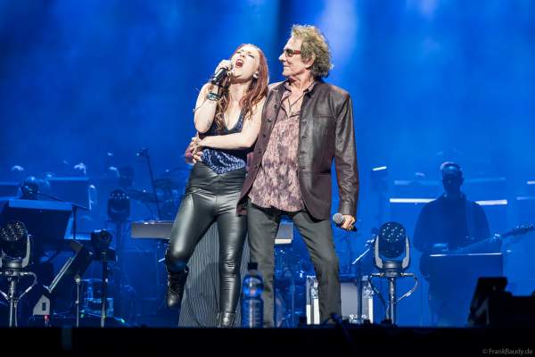 Mickey Thomas der Band Starship und Chelsee Foster bei Night of the Proms 2024 in der SAP Arena Mannheim
