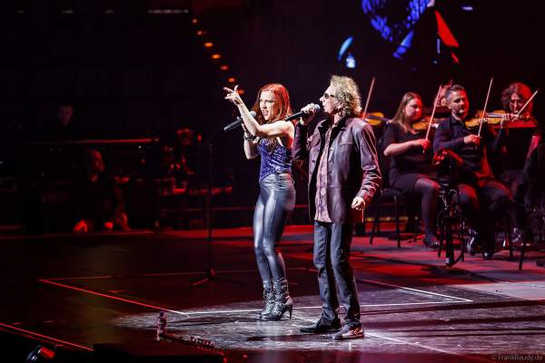 Mickey Thomas der Band Starship und Chelsee Foster bei Night of the Proms 2024 in der SAP Arena Mannheim