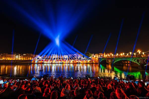Die Weihnachtsshow NAVIGALIA in Sevilla beeindruckt mit einer gigantischen Wasser-, Licht- und Lasershow und begeistert Hunderttausende Besucher