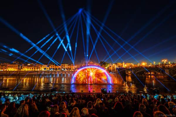 Die Weihnachtsshow NAVIGALIA in Sevilla beeindruckt mit einer gigantischen Wasser-, Licht- und Lasershow und begeistert Hunderttausende Besucher