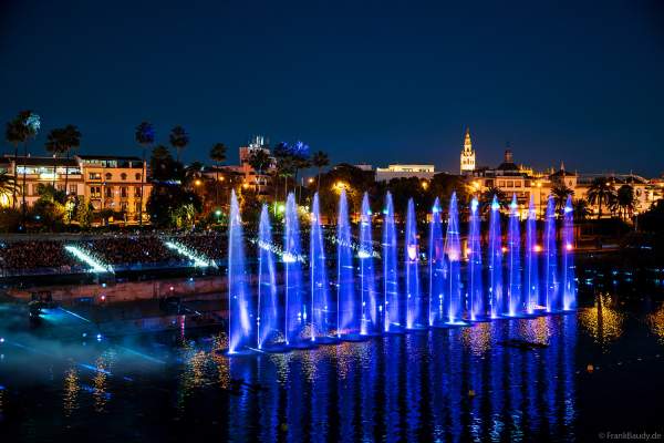 Die Weihnachtsshow NAVIGALIA in Sevilla beeindruckt mit einer gigantischen Wasser-, Licht- und Lasershow und begeistert Hunderttausende Besucher