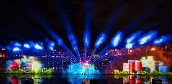 Die Weihnachtsshow NAVIGALIA in Sevilla beeindruckt mit einer gigantischen Wasser-, Licht- und Lasershow und begeistert Hunderttausende Besucher