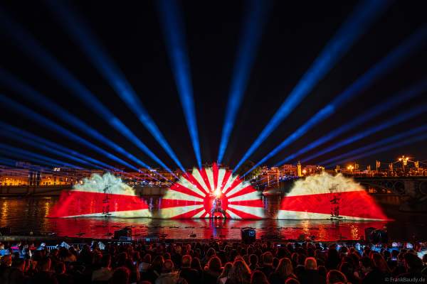 Die Weihnachtsshow NAVIGALIA in Sevilla beeindruckt mit einer gigantischen Wasser-, Licht- und Lasershow und begeistert Hunderttausende Besucher