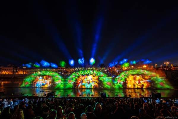 Die Weihnachtsshow NAVIGALIA in Sevilla beeindruckt mit einer gigantischen Wasser-, Licht- und Lasershow und begeistert Hunderttausende Besucher