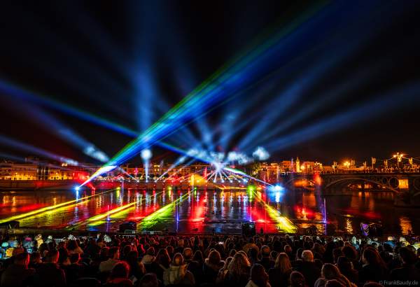 Die Weihnachtsshow NAVIGALIA in Sevilla beeindruckt mit einer gigantischen Wasser-, Licht- und Lasershow und begeistert Hunderttausende Besucher