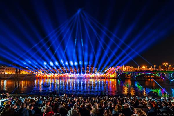 Die Weihnachtsshow NAVIGALIA in Sevilla beeindruckt mit einer gigantischen Wasser-, Licht- und Lasershow und begeistert Hunderttausende Besucher