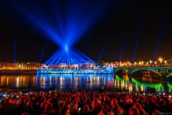 Die Weihnachtsshow NAVIGALIA in Sevilla beeindruckt mit einer gigantischen Wasser-, Licht- und Lasershow und begeistert Hunderttausende Besucher