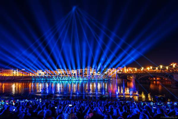 Die Weihnachtsshow NAVIGALIA in Sevilla beeindruckt mit einer gigantischen Wasser-, Licht- und Lasershow und begeistert Hunderttausende Besucher