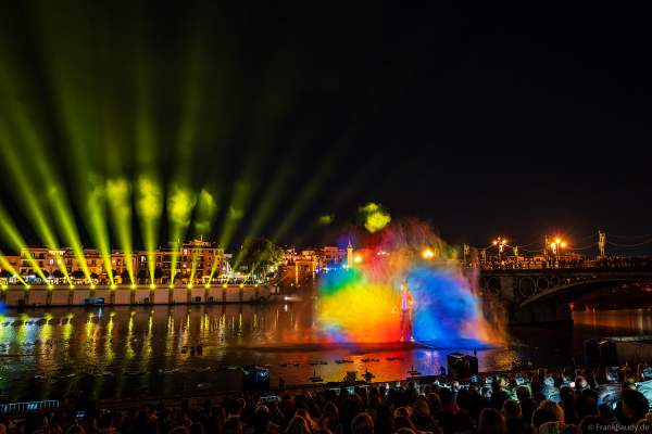 Die Weihnachtsshow NAVIGALIA in Sevilla beeindruckt mit einer gigantischen Wasser-, Licht- und Lasershow und begeistert Hunderttausende Besucher