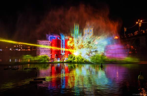 Die Weihnachtsshow NAVIGALIA in Sevilla beeindruckt mit einer gigantischen Wasser-, Licht- und Lasershow und begeistert Hunderttausende Besucher