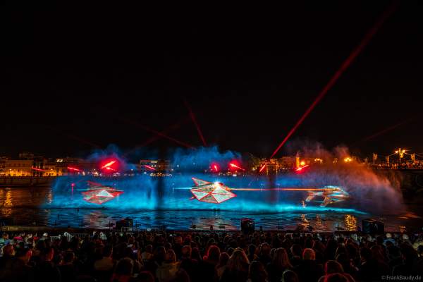 Die Weihnachtsshow NAVIGALIA in Sevilla beeindruckt mit einer gigantischen Wasser-, Licht- und Lasershow und begeistert Hunderttausende Besucher