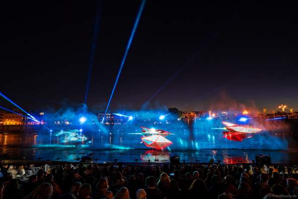Die Weihnachtsshow NAVIGALIA in Sevilla beeindruckt mit einer gigantischen Wasser-, Licht- und Lasershow und begeistert Hunderttausende Besucher