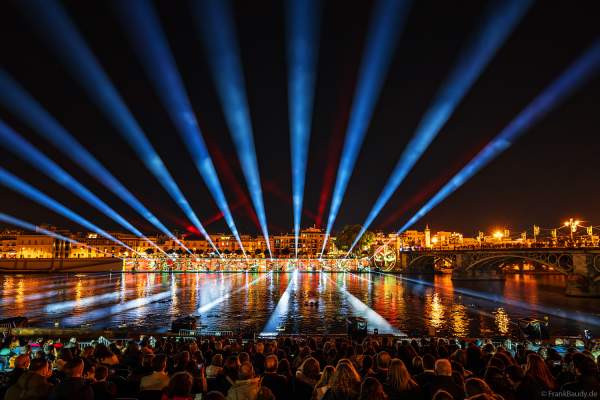 Die Weihnachtsshow NAVIGALIA in Sevilla beeindruckt mit einer gigantischen Wasser-, Licht- und Lasershow und begeistert Hunderttausende Besucher