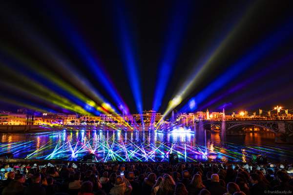 Die Weihnachtsshow NAVIGALIA in Sevilla beeindruckt mit einer gigantischen Wasser-, Licht- und Lasershow und begeistert Hunderttausende Besucher