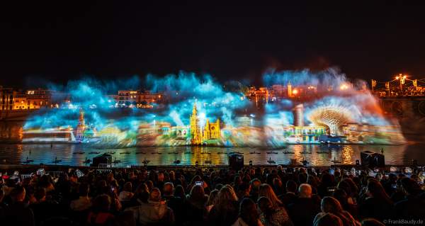 Die Weihnachtsshow NAVIGALIA in Sevilla beeindruckt mit einer gigantischen Wasser-, Licht- und Lasershow und begeistert Hunderttausende Besucher