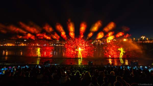 Die Weihnachtsshow NAVIGALIA in Sevilla beeindruckt mit einer gigantischen Wasser-, Licht- und Lasershow und begeistert Hunderttausende Besucher