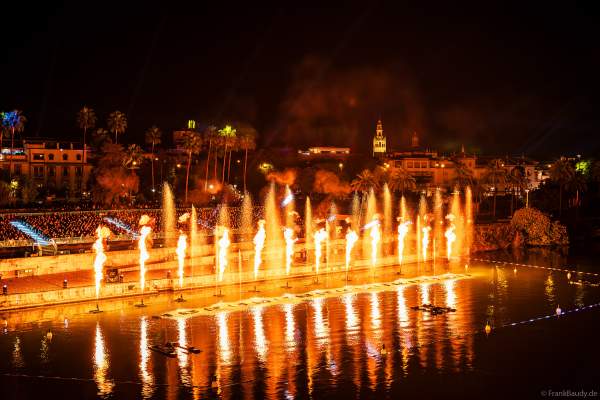 Die Weihnachtsshow NAVIGALIA in Sevilla beeindruckt mit einer gigantischen Wasser-, Licht- und Lasershow und begeistert Hunderttausende Besucher