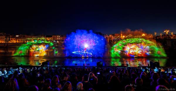 Die Weihnachtsshow NAVIGALIA in Sevilla beeindruckt mit einer gigantischen Wasser-, Licht- und Lasershow und begeistert Hunderttausende Besucher