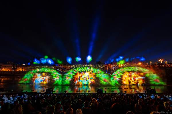 Die Weihnachtsshow NAVIGALIA in Sevilla beeindruckt mit einer gigantischen Wasser-, Licht- und Lasershow und begeistert Hunderttausende Besucher