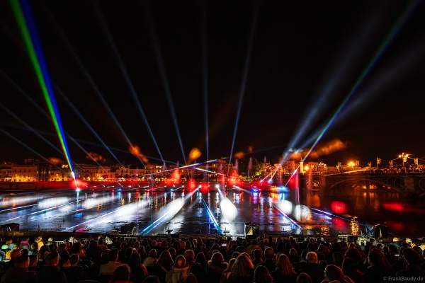 Die Weihnachtsshow NAVIGALIA in Sevilla beeindruckt mit einer gigantischen Wasser-, Licht- und Lasershow und begeistert Hunderttausende Besucher