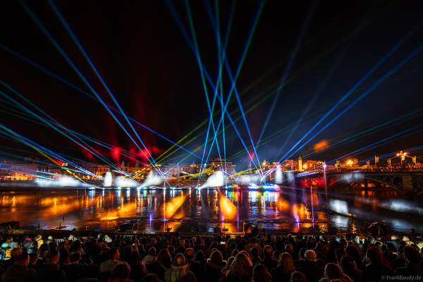 Die Weihnachtsshow NAVIGALIA in Sevilla beeindruckt mit einer gigantischen Wasser-, Licht- und Lasershow und begeistert Hunderttausende Besucher