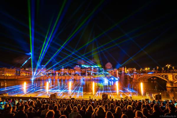 Die Weihnachtsshow NAVIGALIA in Sevilla beeindruckt mit einer gigantischen Wasser-, Licht- und Lasershow und begeistert Hunderttausende Besucher