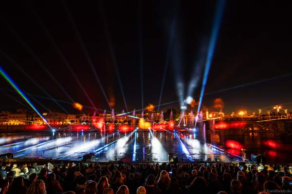 Die Weihnachtsshow NAVIGALIA in Sevilla beeindruckt mit einer gigantischen Wasser-, Licht- und Lasershow und begeistert Hunderttausende Besucher