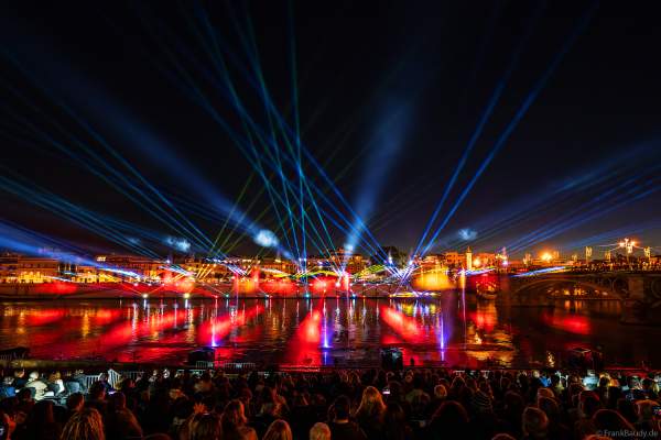 Die Weihnachtsshow NAVIGALIA in Sevilla beeindruckt mit einer gigantischen Wasser-, Licht- und Lasershow und begeistert Hunderttausende Besucher