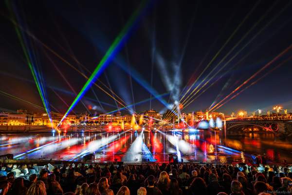 Die Weihnachtsshow NAVIGALIA in Sevilla beeindruckt mit einer gigantischen Wasser-, Licht- und Lasershow und begeistert Hunderttausende Besucher